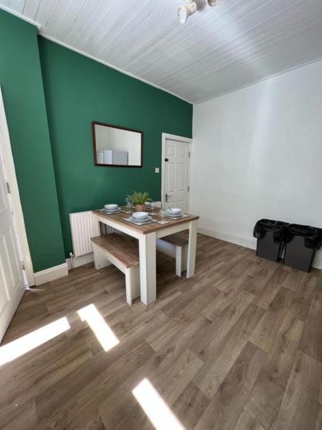 Moorfield Street Guesthouse ลีดส์ ภายนอก รูปภาพ