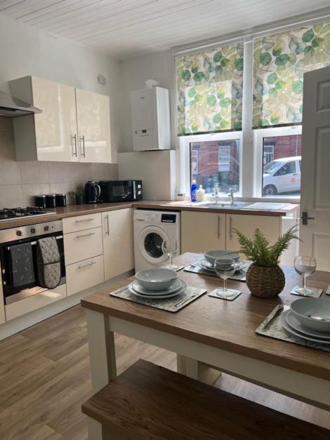 Moorfield Street Guesthouse ลีดส์ ภายนอก รูปภาพ