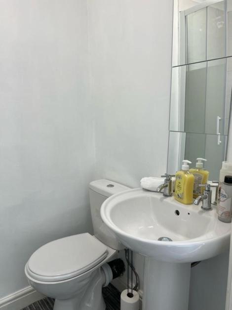 Moorfield Street Guesthouse ลีดส์ ภายนอก รูปภาพ